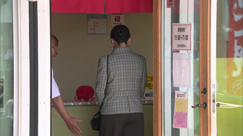 たこ焼き店を視察される愛子さま