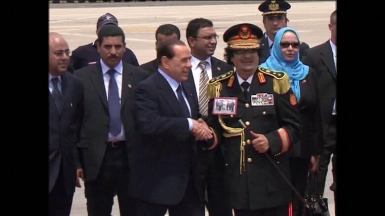 リビアの元指導者カダフィ氏と握手（2009年6月）