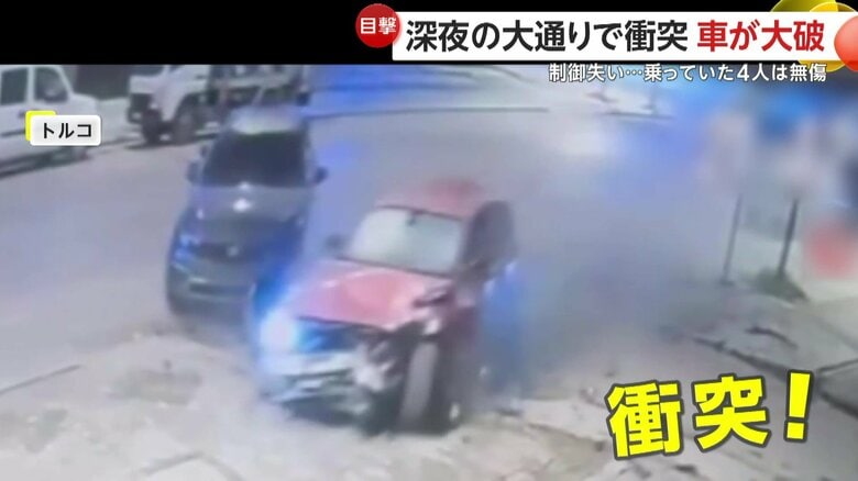 制御を失った車が停車中の車に衝突する瞬間（トルコ）⑤