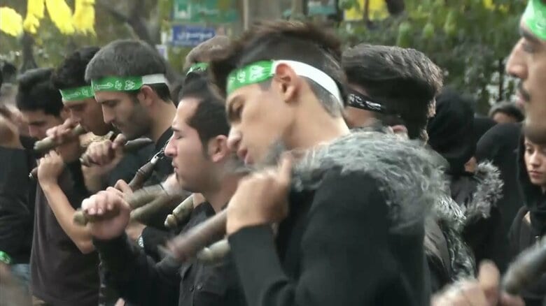 イスラム教シーア派の宗教行事「アシュラ」　鎖で体を打つ人々（テヘラン・2013年）