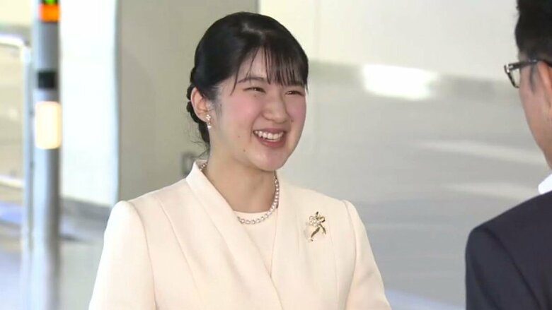 伊丹空港で関係者の出迎えを受けられた愛子さま