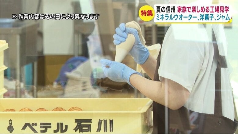 手作業でクリームチーズを絞る