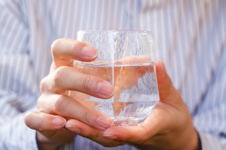 水の入ったコップに何を思う？（画像：イメージ）