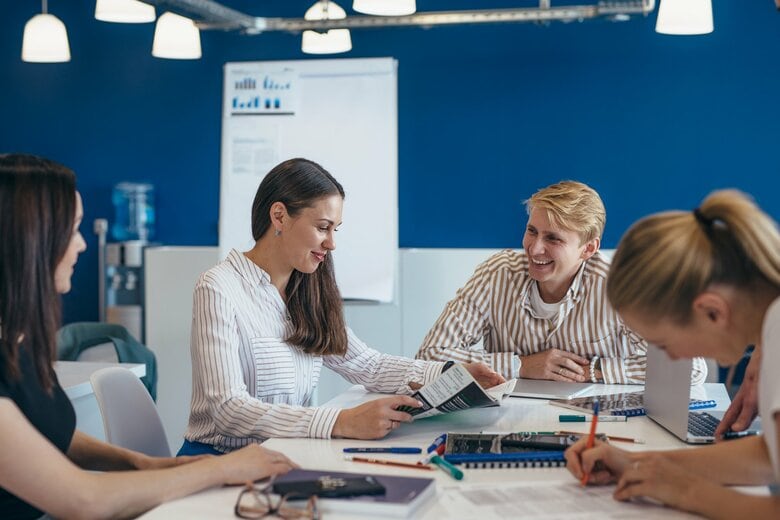 2037年、海外で働く若者も増えるかも知れない（画像：イメージ）