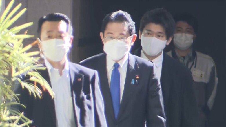 病院に入る岸田首相（都内・11日午前10時40分ごろ）