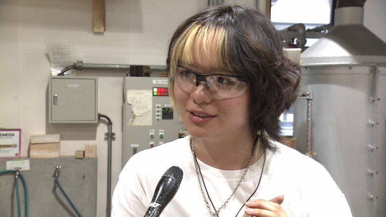 秋田で見たものを作品に取り入れたいと話すジョリン・ジェンさん