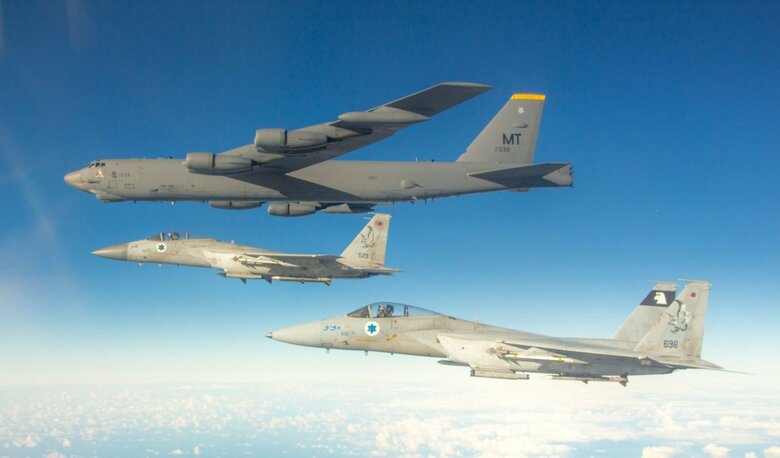 米空軍のB-52H爆撃機(上)とイスラエル空軍のF-15A戦闘機2機(下)(イスラエル国防軍のツイッターより)