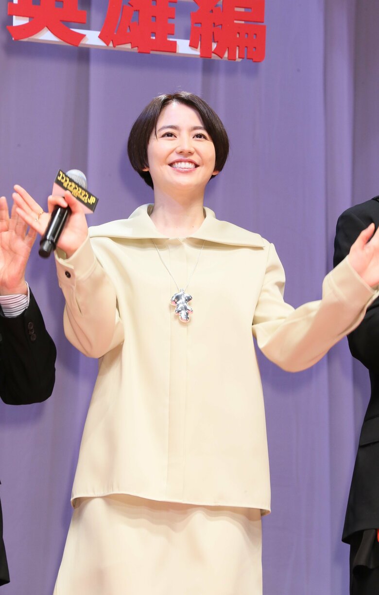 観客席に手を振る長澤まさみさん