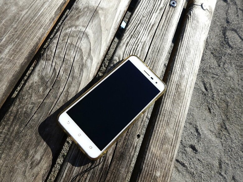 スマホを炎天下に置いておくのは危険（イメージ）