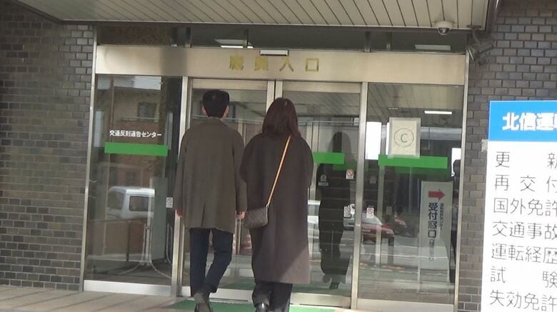 要望書を提出しに県警を訪れた和田樹生さんの両親（2025年3月2日）