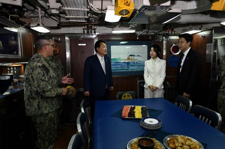 米戦略ミサイル原潜ケンタッキー艦内を訪問した尹大統領夫妻（2013年7月19日・米国防総省公式画像）