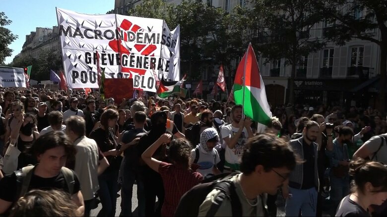 マクロン大統領の辞任を求めるデモ隊（18日）
