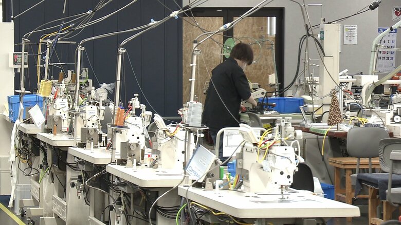 工程に応じたミシンのところに職人が移動して作業する