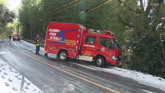 消防車が脱輪し竹林に！雪の影響でスリップ事故が相次ぐ【長崎県佐世保市】