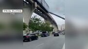 【映像】「なんてことだ！」倒れたクレーン車にモノレールが衝突、クレーン真っ二つに折れ高架下に落下　歩行者とバイク“間一髪”の瞬間　ブラジル