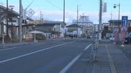 27歳女性が運転の車にはねられ62歳男性が意識不明　歩いて道路横断中…街灯が少ない交差点