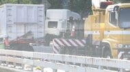 首都高でトレーラーが壁に突っ込む事故　4号線下りと都心環状線外回り・内回りの三宅坂JCT～西新宿JCT間で通行止め