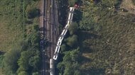 2日連続で列車の脱線事故　150人乗り列車は3両横倒しに　20人けがうち2人重傷　“暑さでレールが膨張し変形”か　イギリス南東部