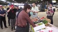 お盆を前に郡市長が中央卸売市場を視察 ウナギは安価も筋子やタコは高騰 消費税減税にも言及〈仙台市〉
