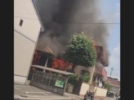 消火活動中の消防士2人に落下してきた“瓦礫が直撃”しケガ 住宅は全焼も住人は避難して無事