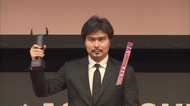 「真顔が一番だな」小澤征悦 吹石一恵らCMで演技賞