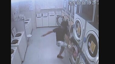 洗濯機を蹴るなどコインランドリーで大暴れの男逮捕 防犯カメラがとらえた洗濯物を投げ捨て、ガラス割る瞬間