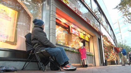 【行列】最大10億円「年末ジャンボ宝くじ」きょう発売！ 先頭は3日前から寝袋持参の70代男性「車を買って家を建て替えたい」