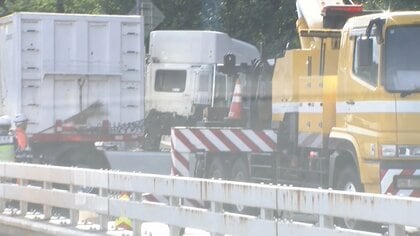 首都高でトレーラーが壁に突っ込む事故　4号線下りと都心環状線外回り・内回りの三宅坂JCT～西新宿JCT間で通行止め