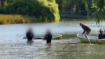 ＜一時騒然＞公園の池で貸しボート転覆―乗っていた外国人の男性2人と子ども2人は自力で陸に上がり無事 現場は水深1メートル「まずいなと思ったんだけどよく見たら立ってた」＜札幌市中央区・中島公園＞