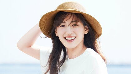 綾瀬はるかのカッコいい“竿さばき”にうっとり…　白T＆ジーンズ姿で海釣りに挑戦