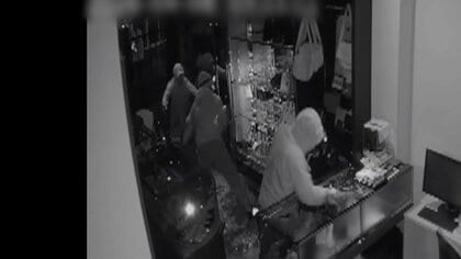バールでショーケースたたき割り…商品持ち去る3人組　防犯カメラに侵入の一部始終　東京・広尾ブランド品買取店窃盗
