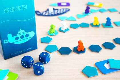 発売10周年、30万部発行の人気ボードゲームがさらにディープに進化した『海底探険 深版』。ゲームデザインとアートワークを担当した佐々木が開発への想いを語る