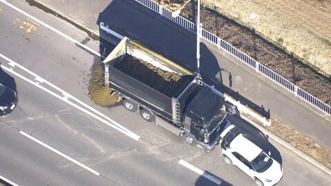 トラック荷台から茶葉が散乱…車13台絡む事故で70代男性1人死亡　後続車がスリップし衝突相次ぐ　栃木・佐野市