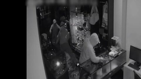 バールでショーケースたたき割り…商品持ち去る3人組　防犯カメラに侵入の一部始終　東京・広尾ブランド品買取店窃盗