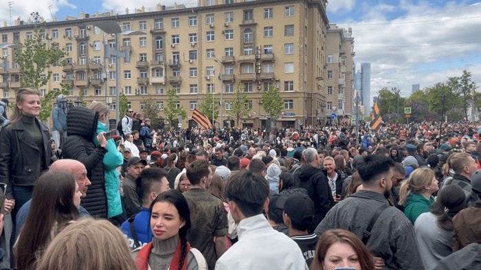 通信が遮断されるなか、戦勝記念パレードを見るため沿道に集まるモスクワ市民（2025年5月）