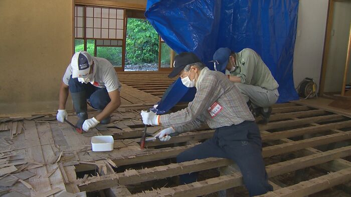 床の板をはいて床下を乾かす(関川村 松岳寺)