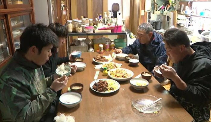 大山さんは若手たちと共同生活を送っている