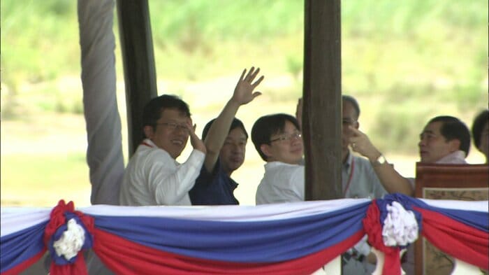 報道陣のカメラに気付き 手を振られる皇太子さま