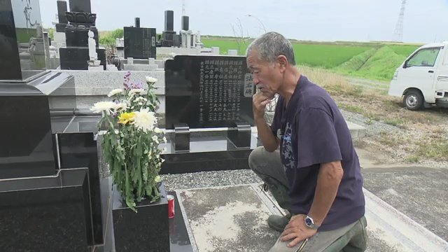 八津尾初夫さん 津波で流された墓石を新しく
