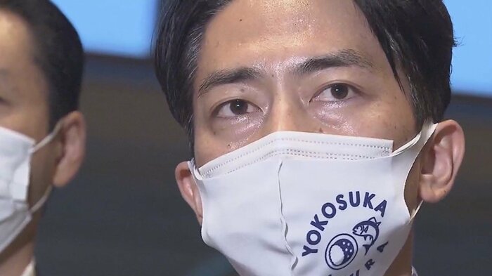 目に涙を浮かべた小泉環境相