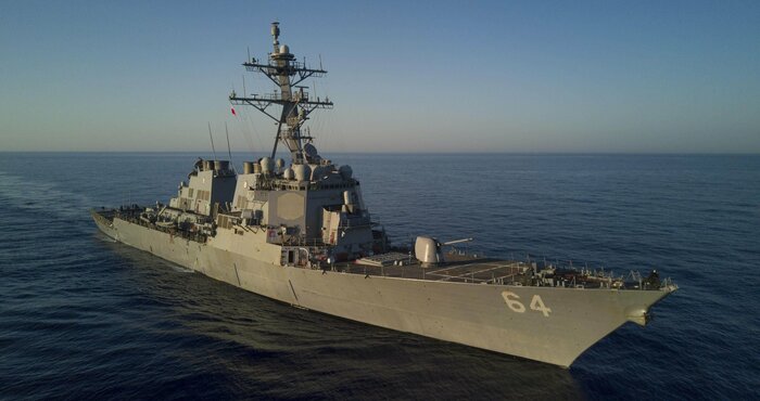 巡航ミサイルやドローンを撃墜したとされる米海軍イージス駆逐艦「カーニー」(米海軍公式HPより)