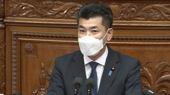 代表質問に立つ立憲民主・泉代表(19日 衆院本会議場)