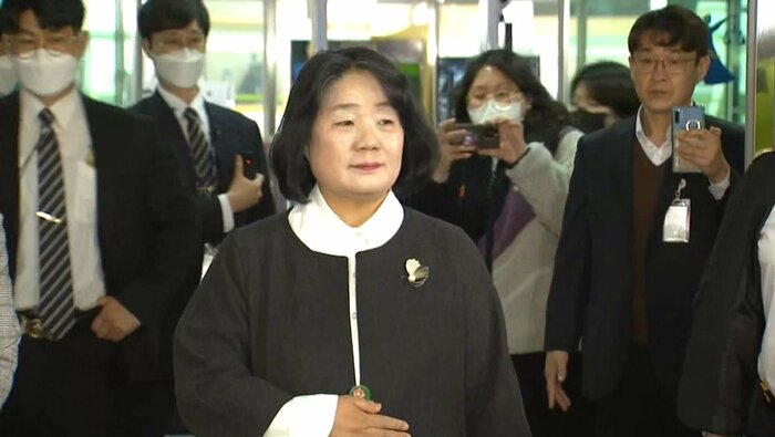 判決が言い渡された後、裁判所前で記者団の質問に答える尹美香被告