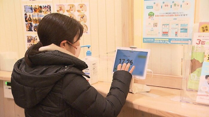タッチパネルを使用する保護者の様子