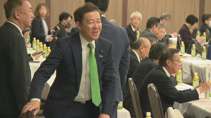 自民党県連の会合に訪れた田畑議員（14日）