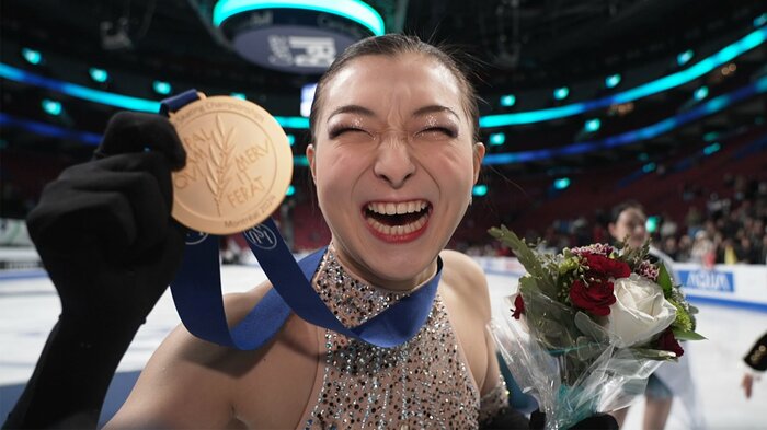 メダルを掲げて笑顔を見せる坂本(2024年世界選手権)