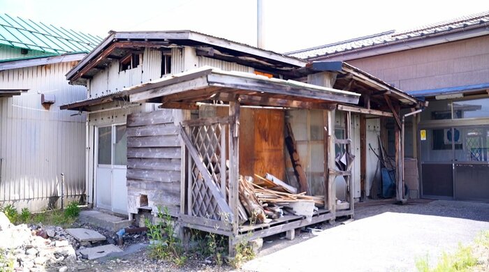 間欠泉が噴き出す小屋