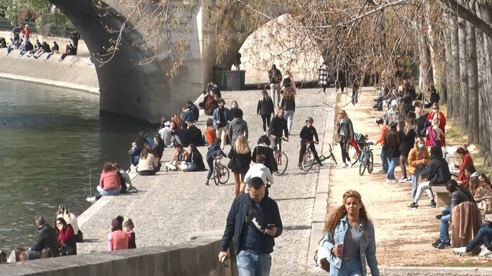 3度目の原則外出禁止の最中だが、週末には大勢の人が外出するパリ