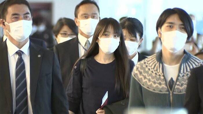 ニューヨークに出発する眞子さんと小室圭さん(2021年11月 羽田空港)