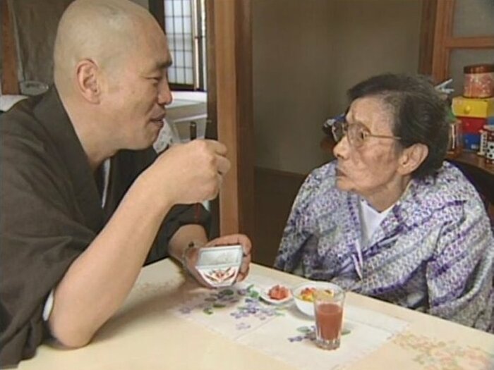 美恵子さんの食事を手伝う金子さん